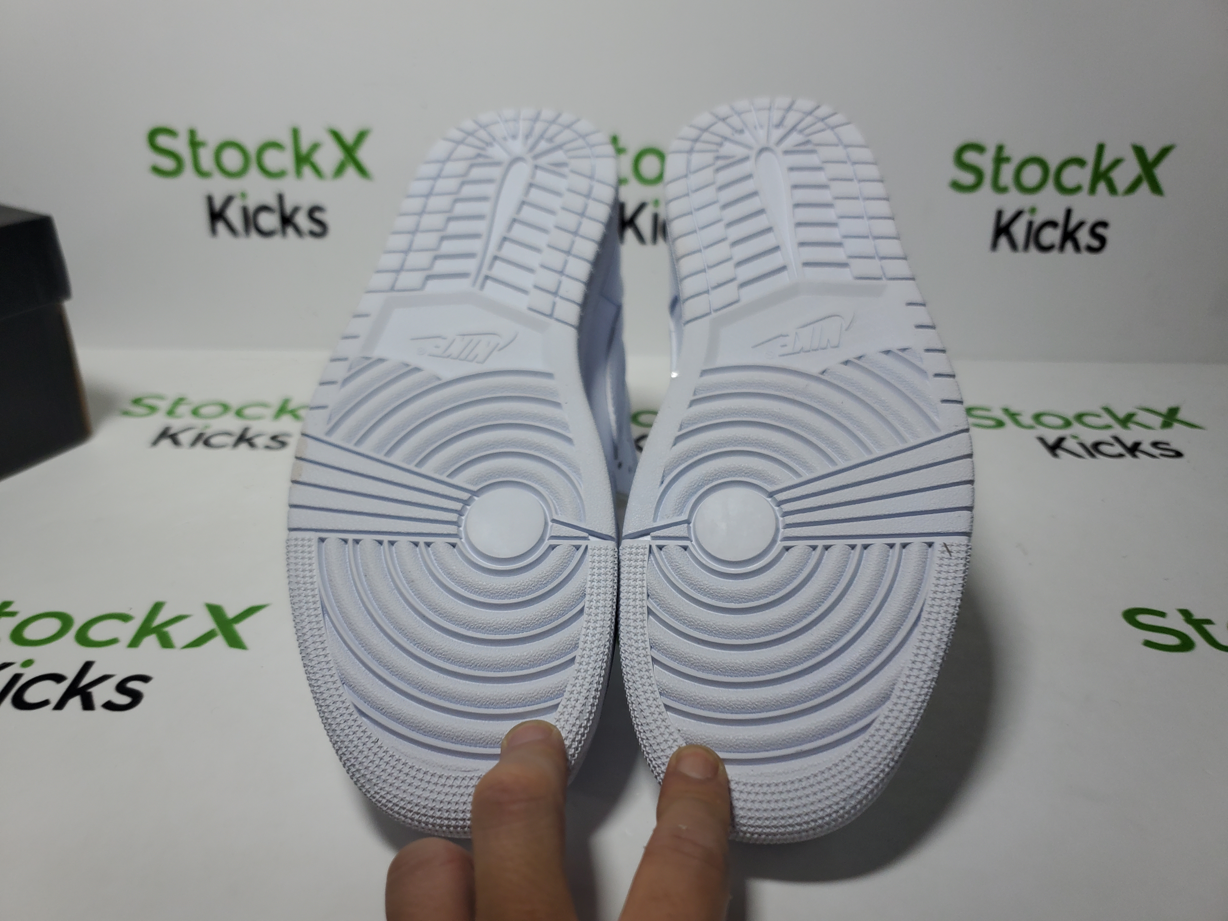 LJR Batch Air Jordan 1 Mid Triple White (2019) 554724-129 review StockxKicks 05