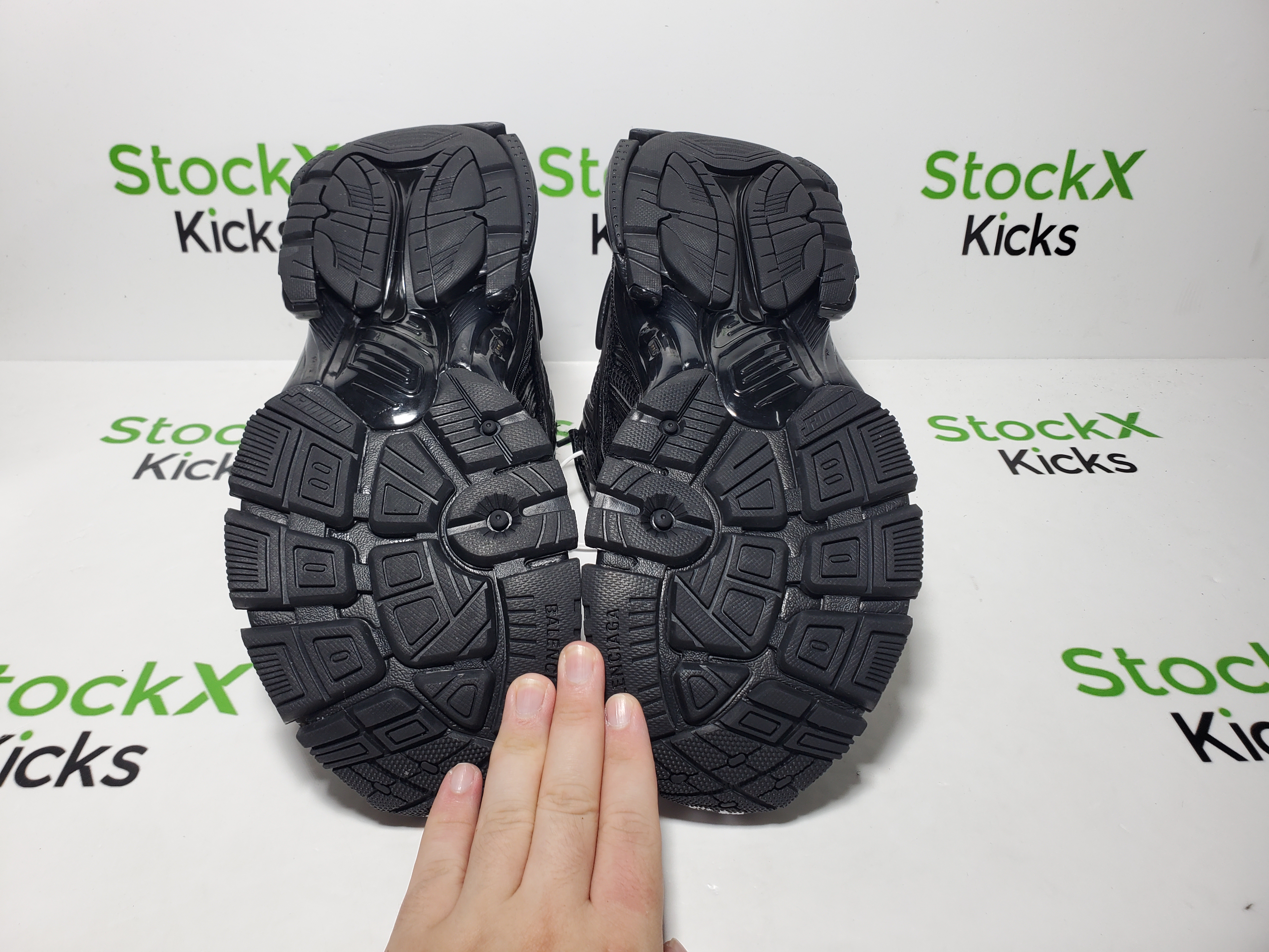 【TOP PK Batch】Balenciaga Runner Black and Red LED 853225 WRNLD 1000 review StockxKicks 04