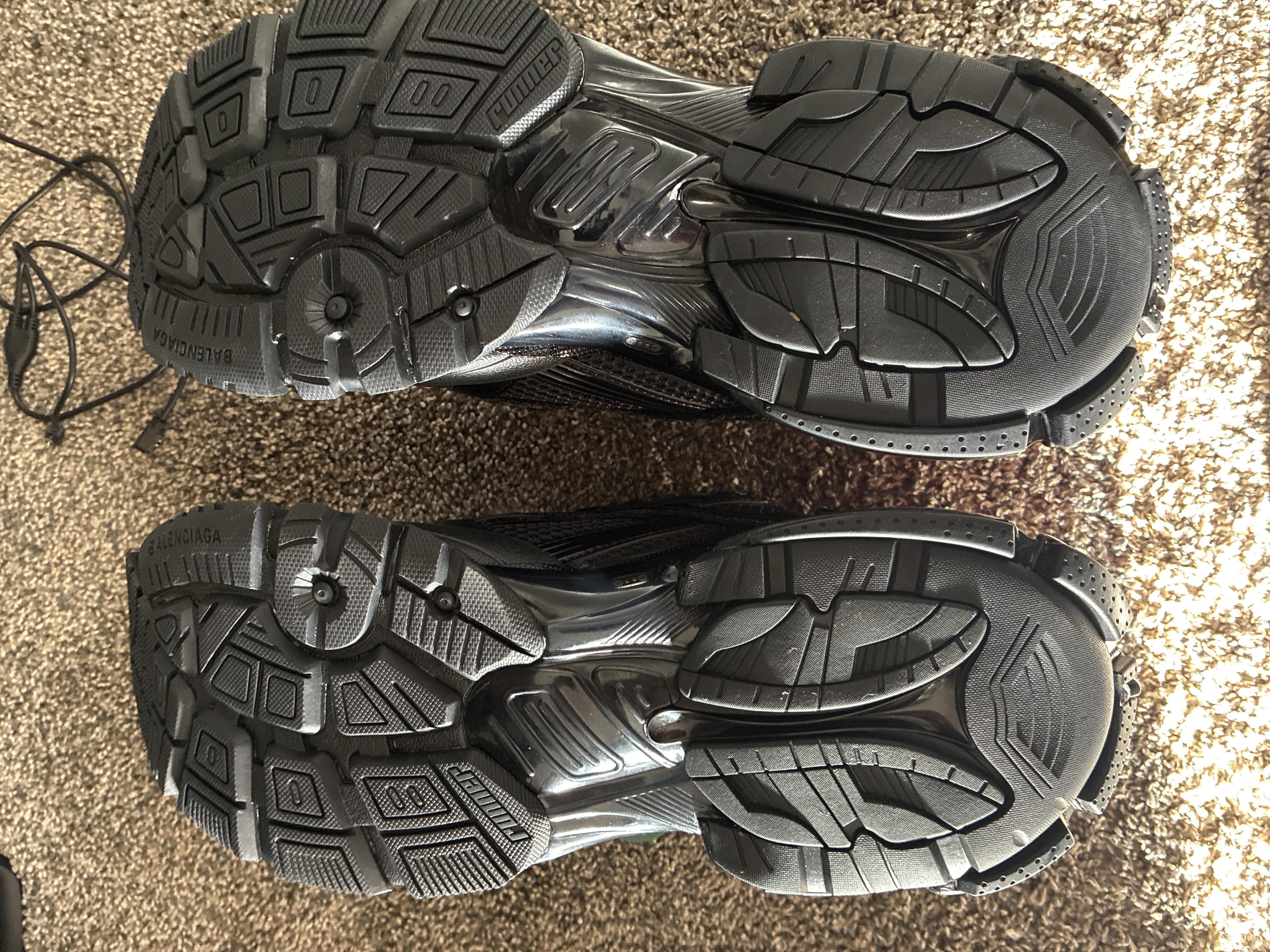 【TOP PK Batch】Balenciaga Runner Black and Red LED 853225 WRNLD 1000 review Erishon Burks 02
