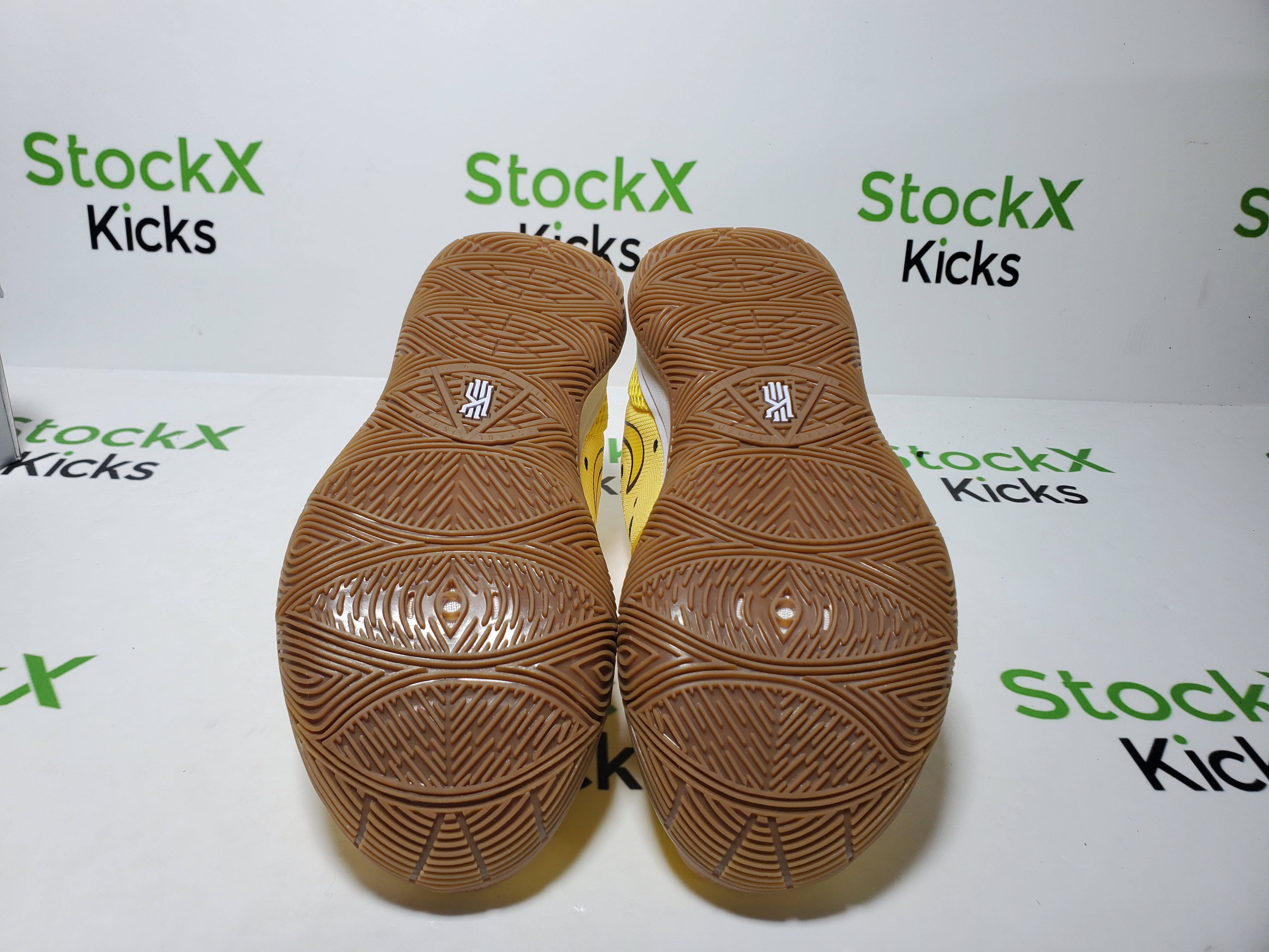 Nike SpongeBob SquarePants x Kyrie 5 'SpongeBob' CJ6951-700 review StockxKicks 05