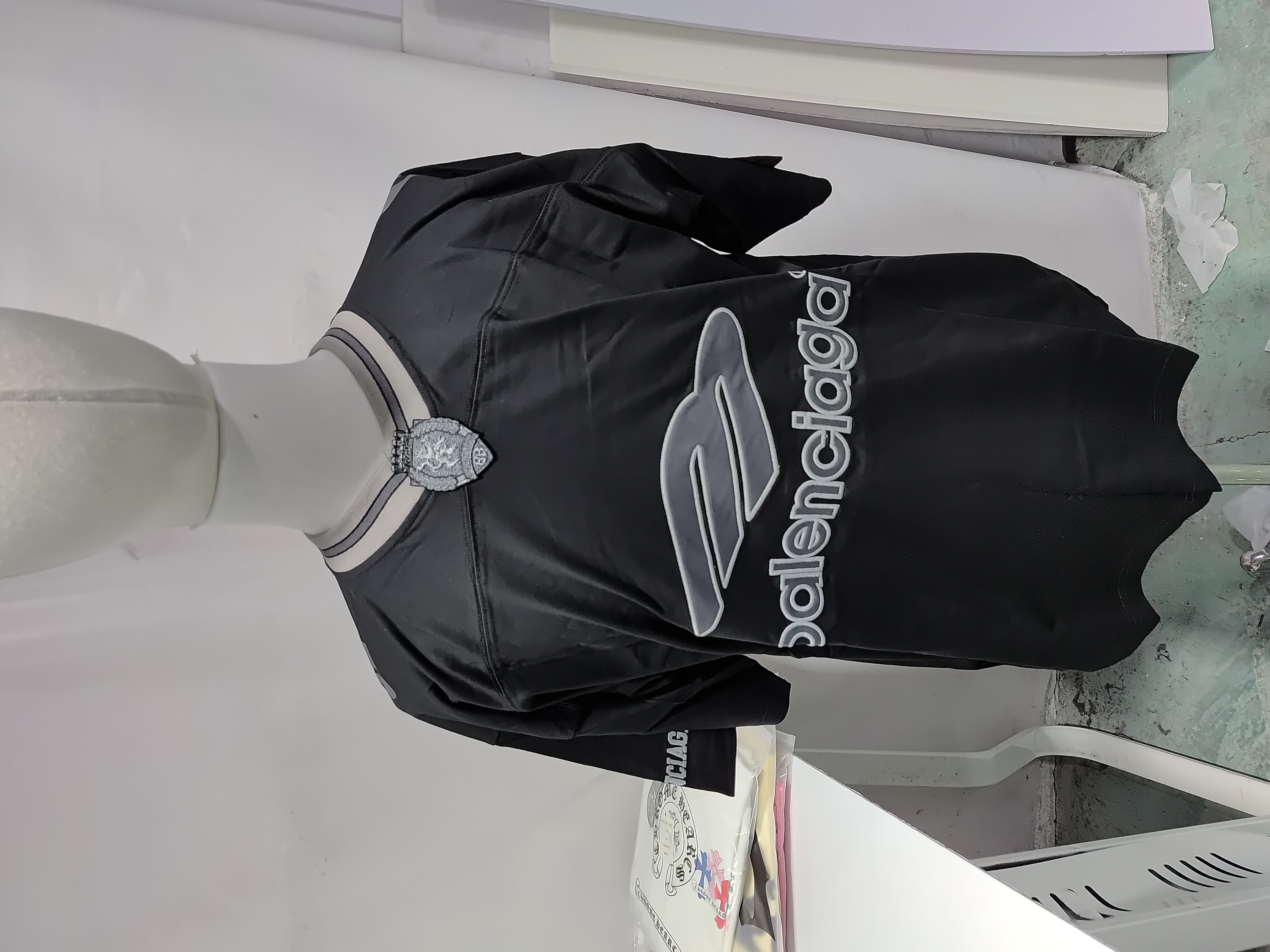 Balenciaga 26ss 3M Embroidered Manchester United Logo Short-Sleeve T-Shirt review StockxKicks 01
