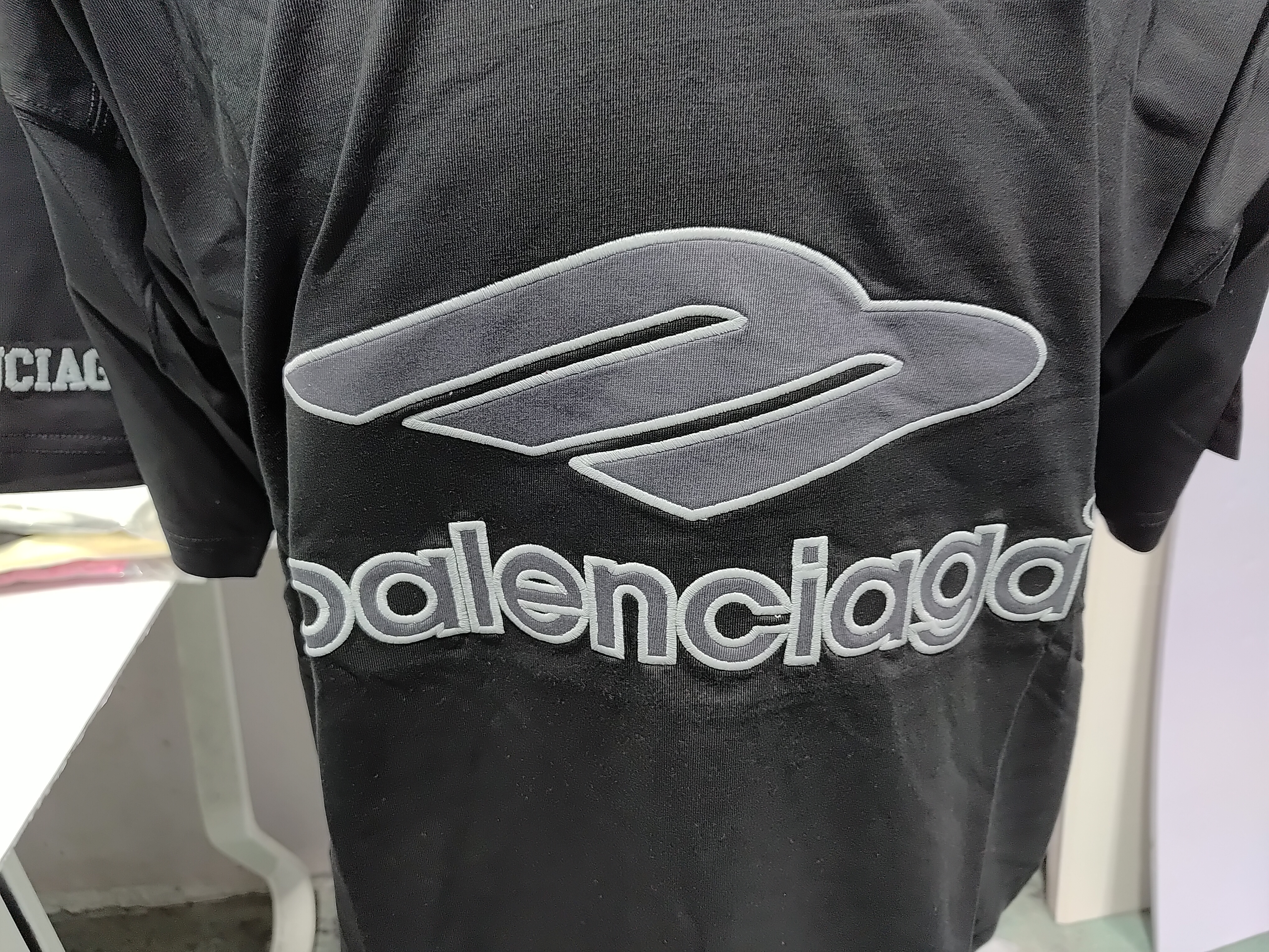 Balenciaga 26ss 3M Embroidered Manchester United Logo Short-Sleeve T-Shirt review StockxKicks 02