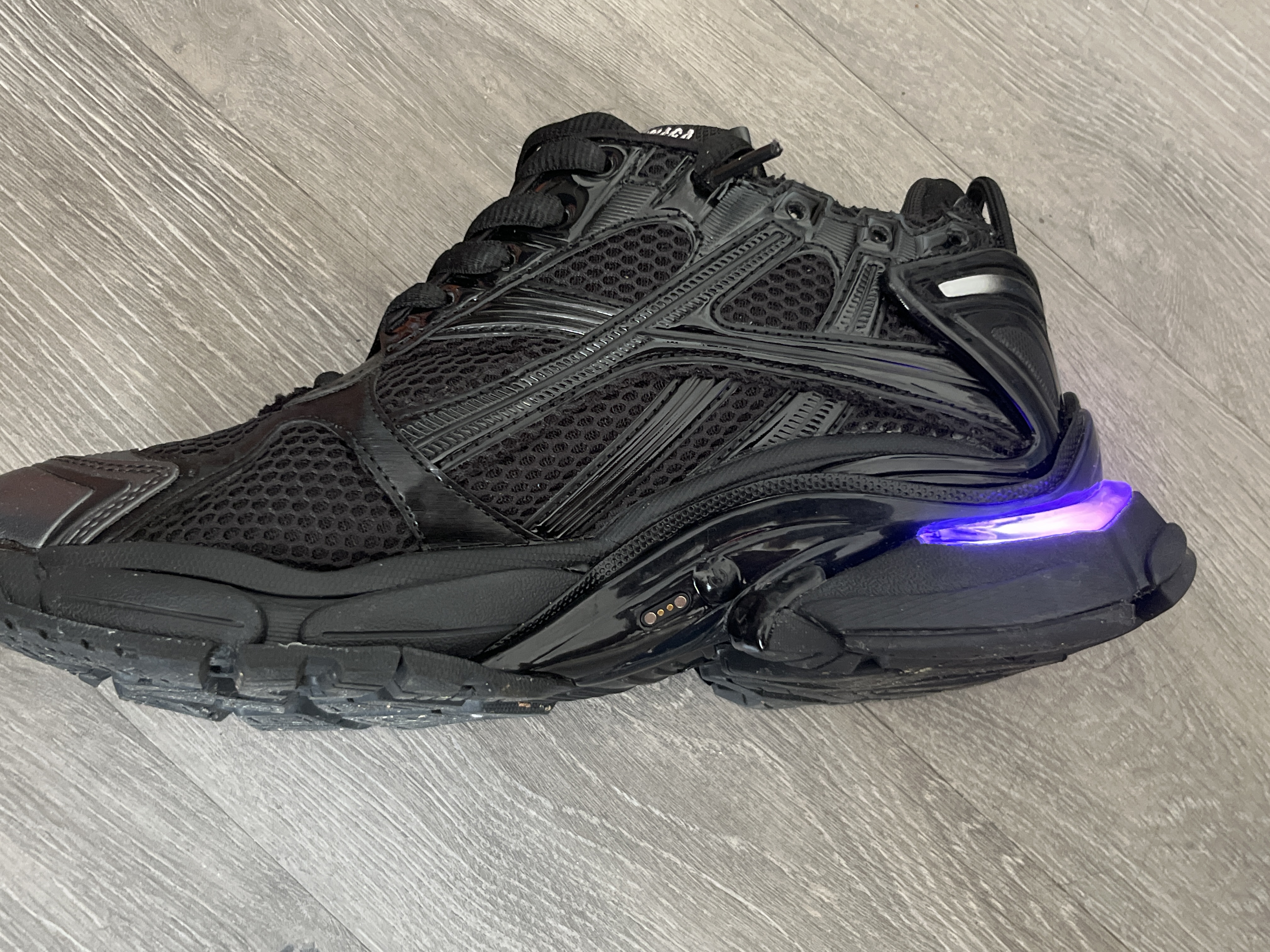 【TOP PK Batch】Balenciaga Runner Black and Red LED 853225 WRNLD 1000 review Tk 02