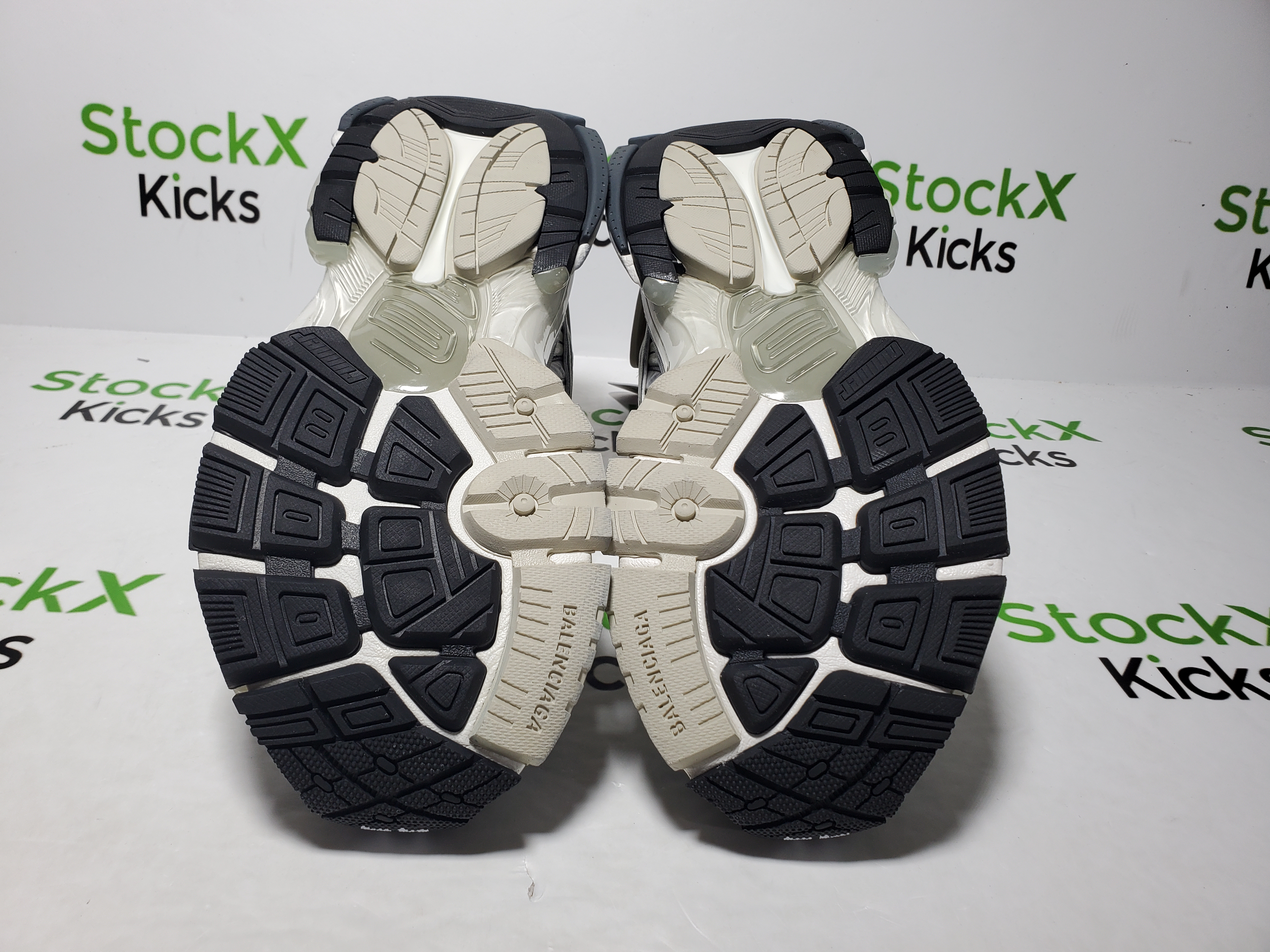 Balenciaga Runner Sneaker Lan Bai Hei 772767 W3RNY 0623 review StockxKicks 06