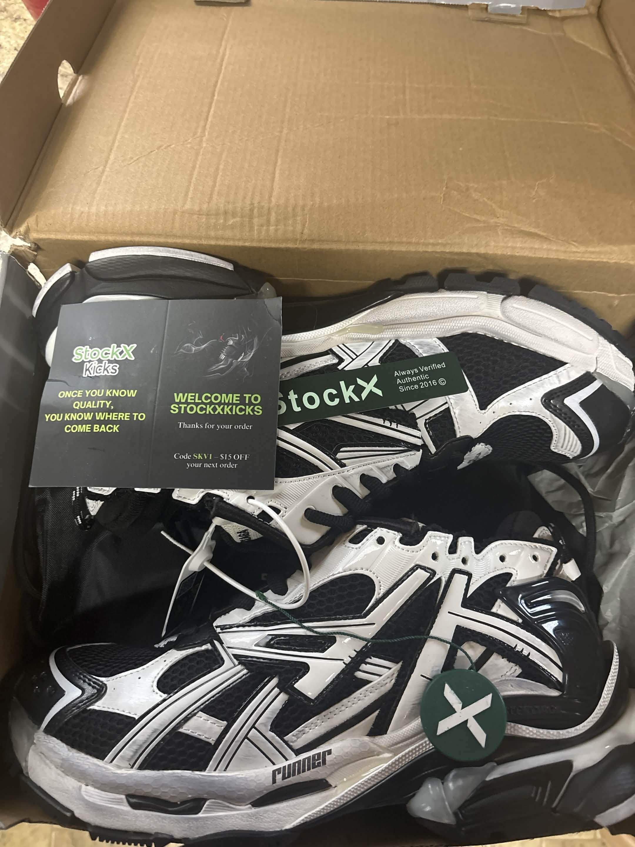 【Flash Sale Offe】Balenciaga Runner Sneaker Black White 677403 Q3RB2 9010 review Aj