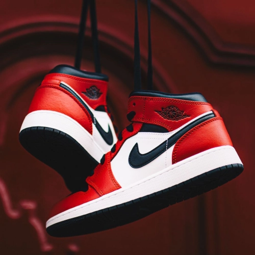 Hype Sneaker let you know 1 style sneaker every day——Air Jordan 1 Retro Chicago (2015)