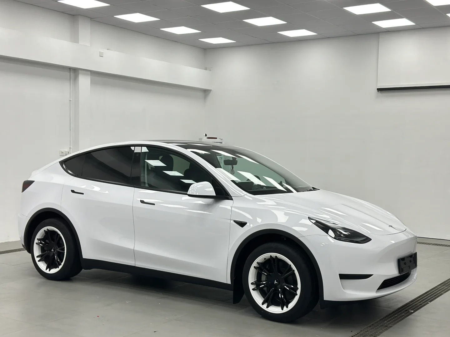 white vinyl wrap
