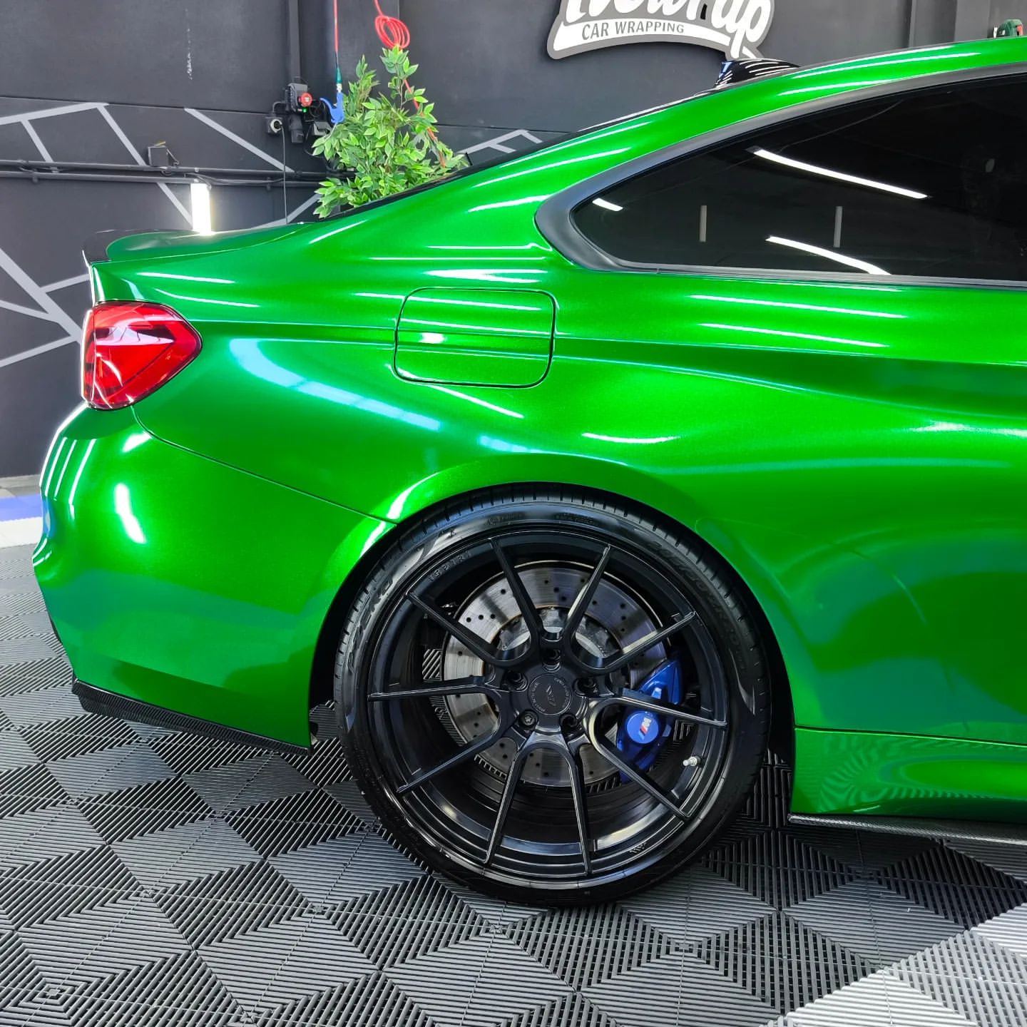 Gloss Metallic Diamond Lizard Green Car Vinyl Wrap