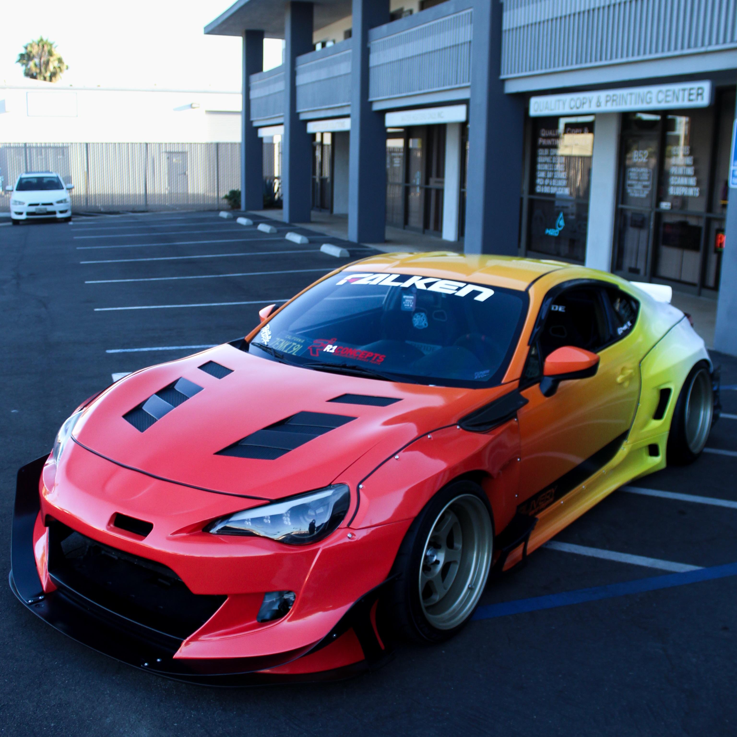 ภาพอ้างอิงสีฟิล์ม ALUKOVINYL Gloss Red to Yellow to White Gradient Custom Car Wraps รหัส D0041 — ภาพที่ 2