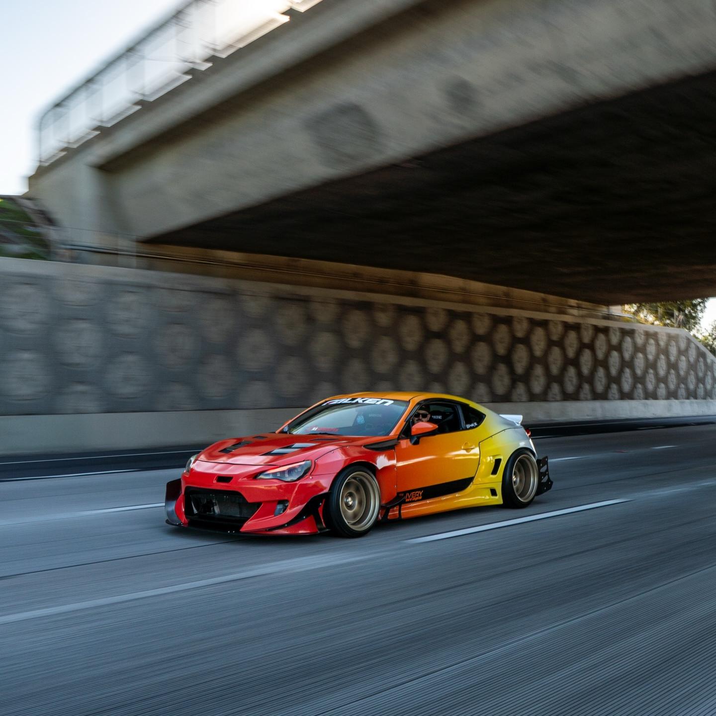 ภาพอ้างอิงสีฟิล์ม ALUKOVINYL Gloss Red to Yellow to White Gradient Custom Car Wraps รหัส D0041 — ภาพที่ 5