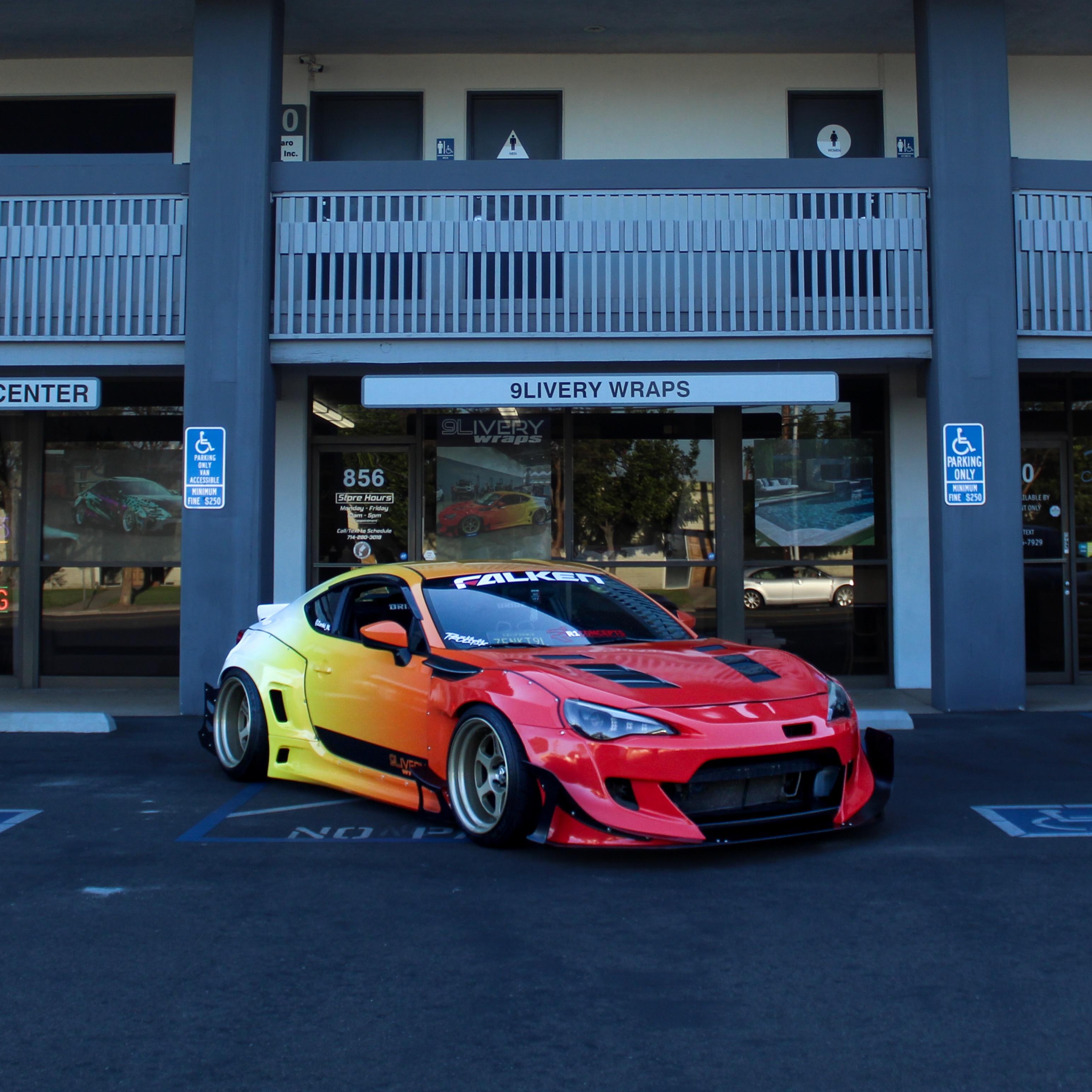 ภาพอ้างอิงสีฟิล์ม ALUKOVINYL Gloss Red to Yellow to White Gradient Custom Car Wraps รหัส D0041 — ภาพที่ 3