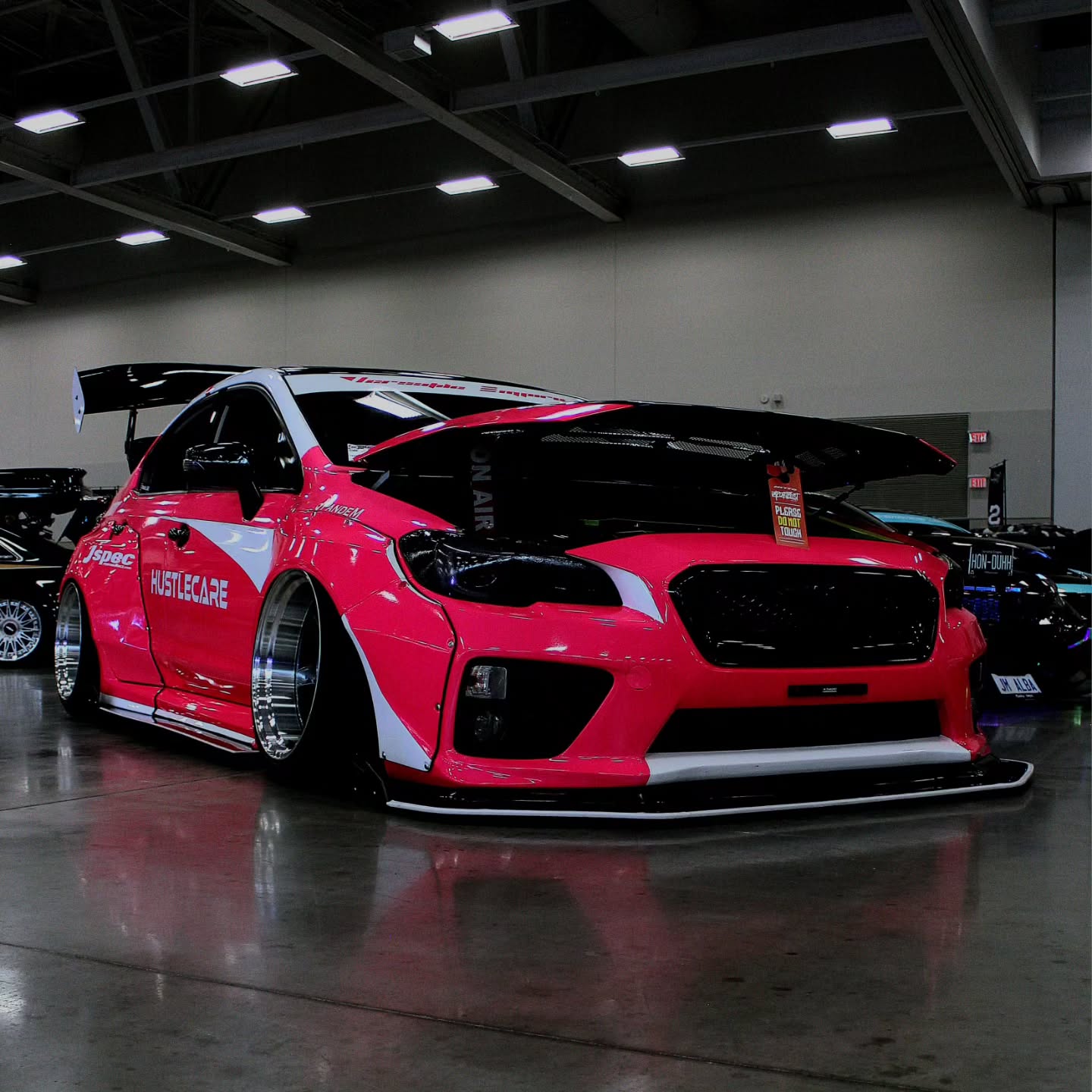 ภาพอ้างอิงสีฟิล์ม Gloss Fluorescent Pink Car Vinyl Wrap รหัส D6008 — ภาพที่ 9