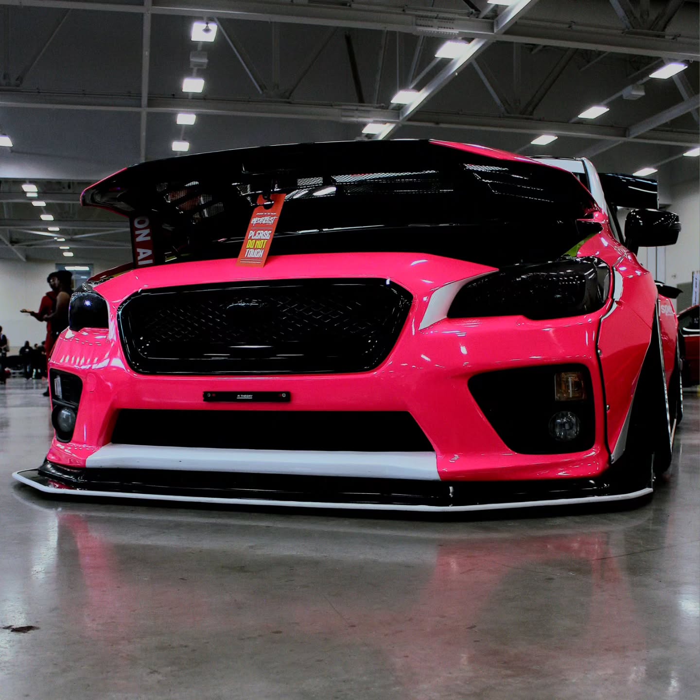 ภาพอ้างอิงสีฟิล์ม Gloss Fluorescent Pink Car Vinyl Wrap รหัส D6008 — ภาพที่ 10