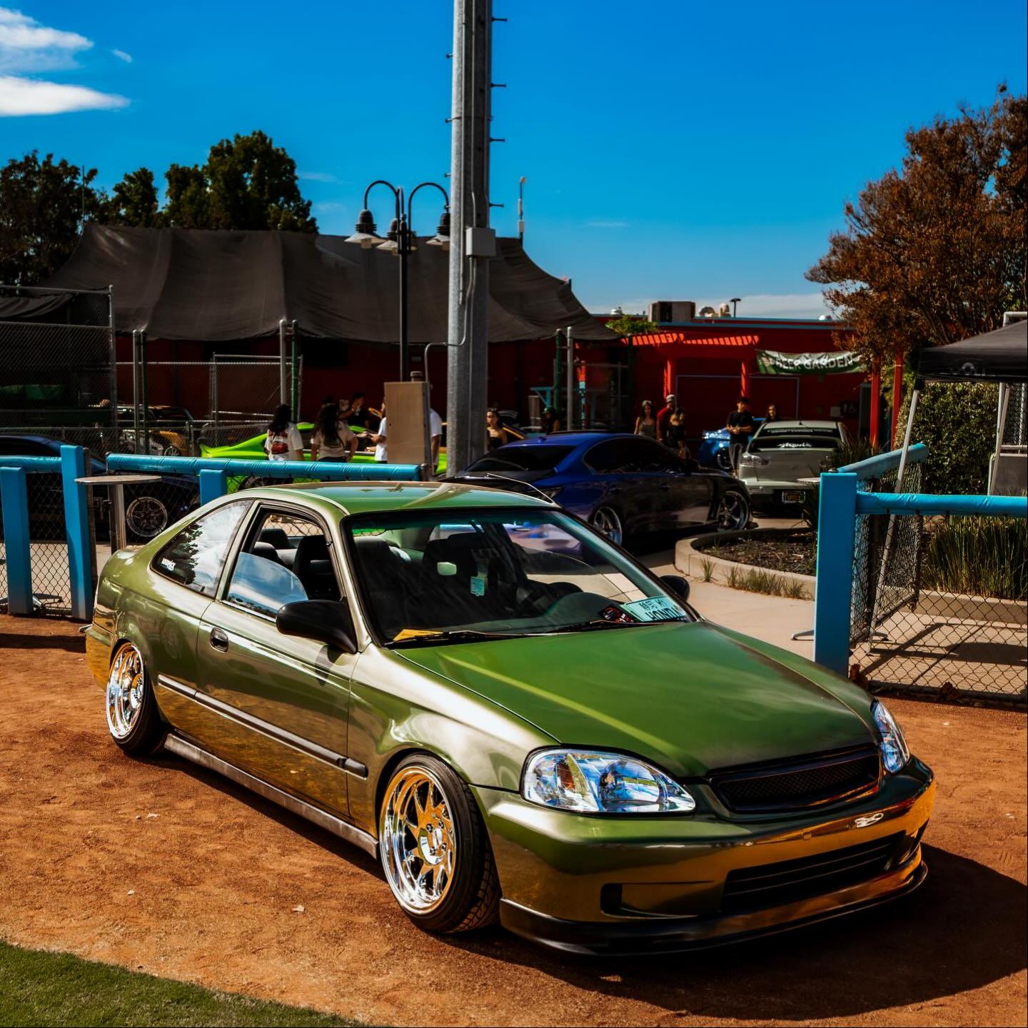 ภาพอ้างอิงสีฟิล์ม Gloss Metallic Olive Green Car Vinyl Wrap PET รหัส D1003 — ภาพที่ 2