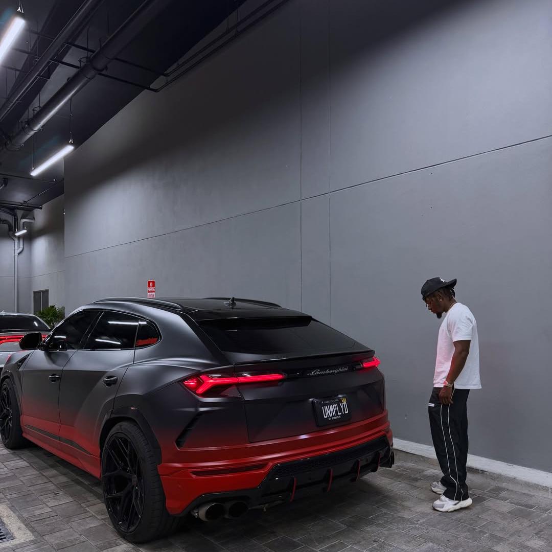 ภาพอ้างอิงสีฟิล์ม ALUKOVINYL Matte Satin Black to Red Gradient Car Wrap รหัส D0027 — ภาพที่ 3