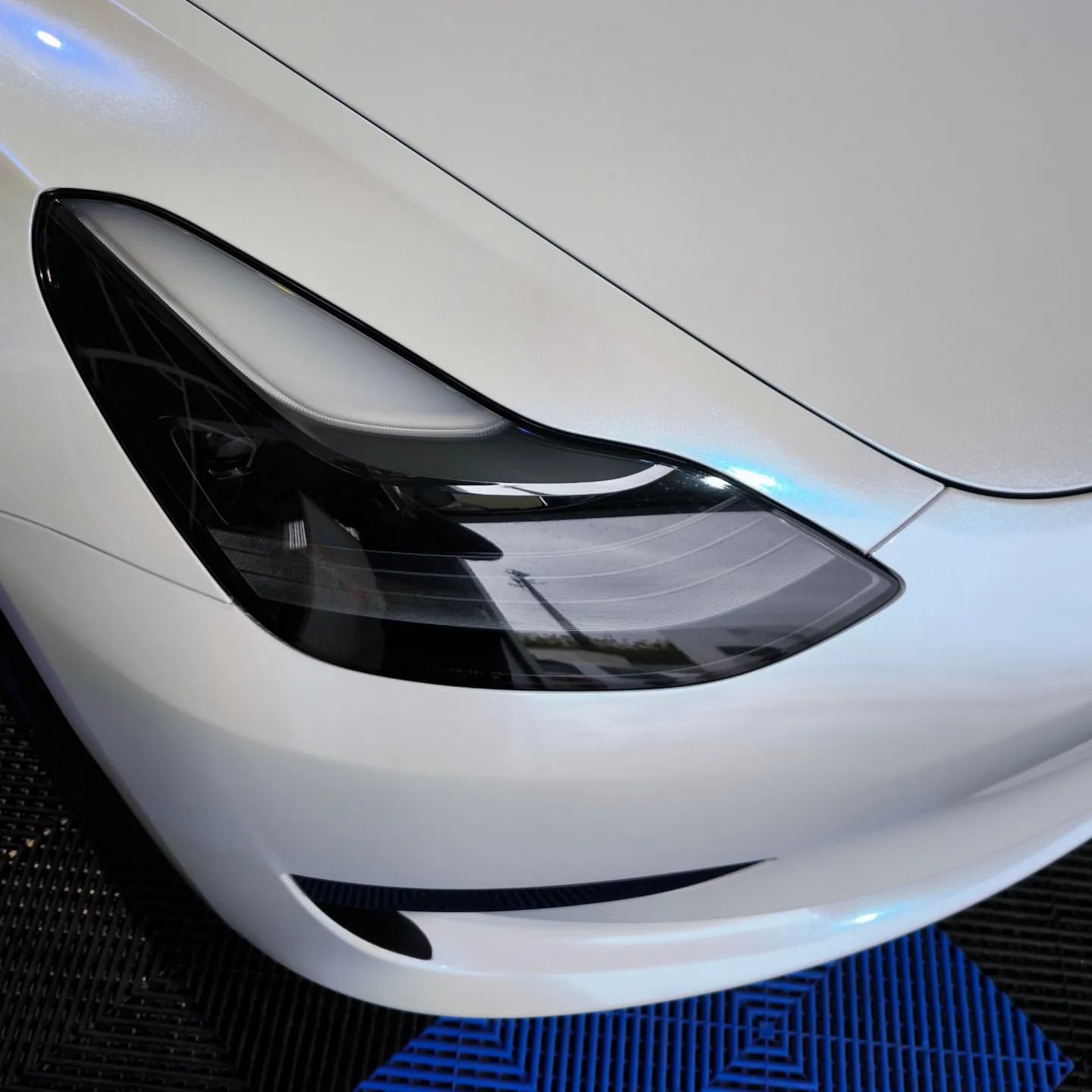 Gloss Metallic Chameleon Diamond Blue White Car Vinyl Wrap PET review ncw 04