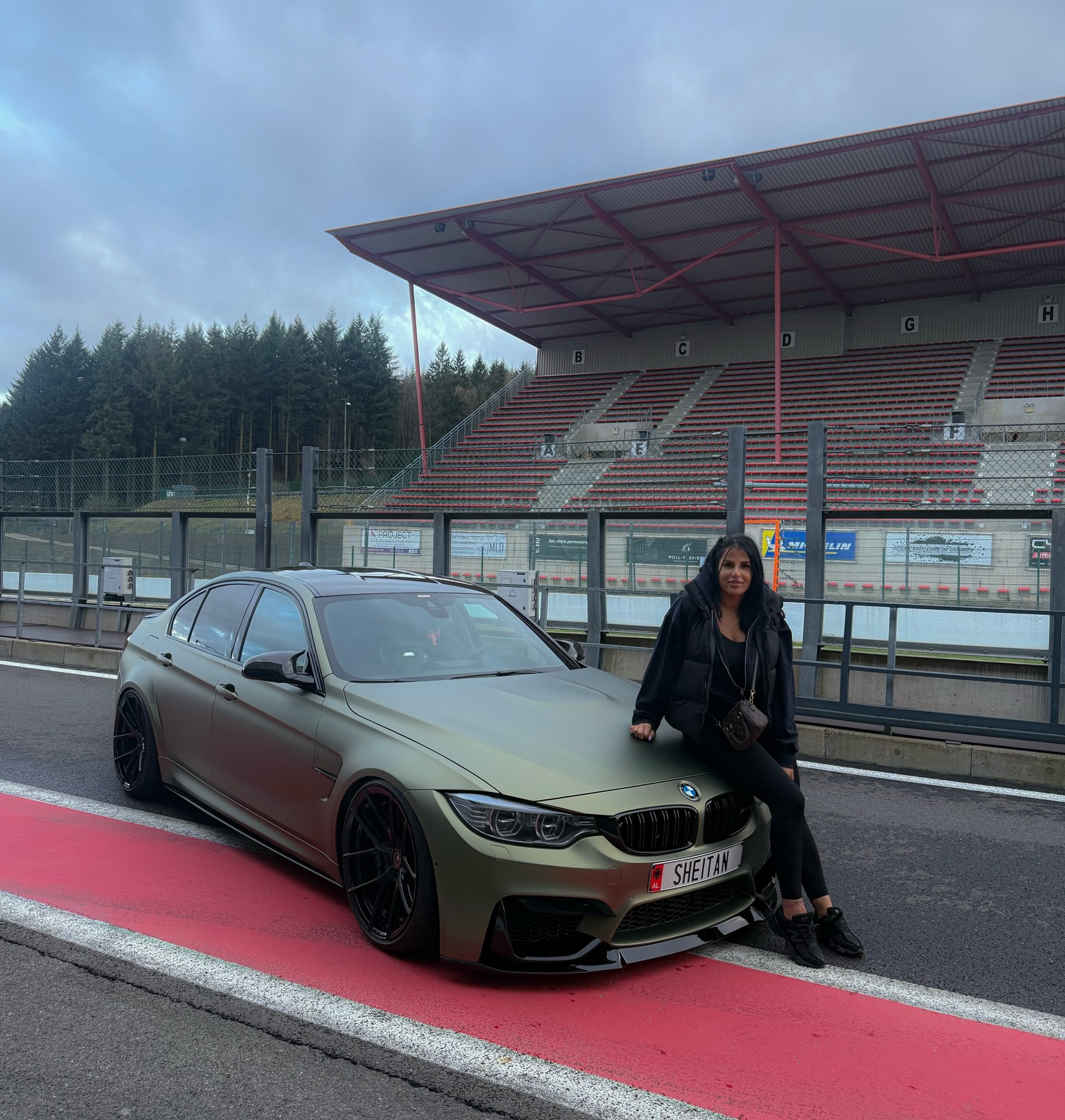 Matte Metallic Lighting Green Car Vinyl Wrap PET review 3