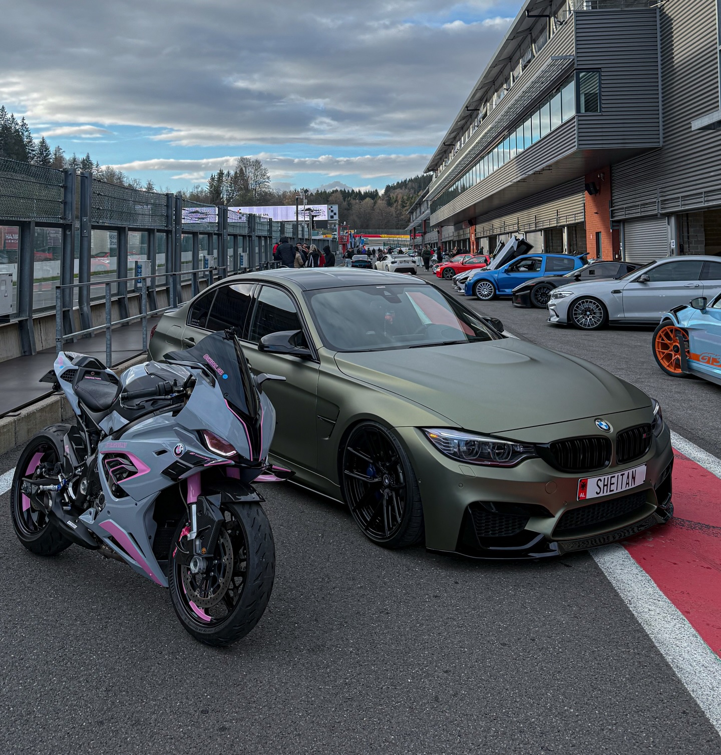 Matte Metallic Lighting Green Car Vinyl Wrap PET review 4