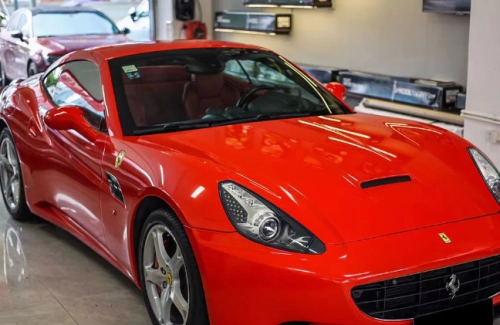 Alukovinyl Gloss Red Vinyl Wrap: Elevate Your Ride