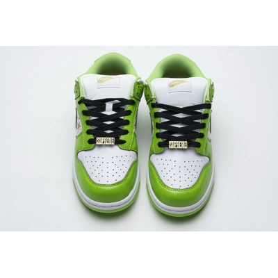 Supreme x Nike SB Dunk Low "Green Stars” DH3228-101 02