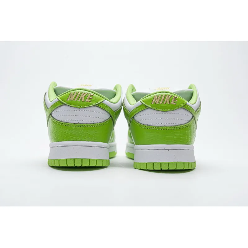 Supreme x Nike SB Dunk Low &quot;Green Stars” DH3228-101