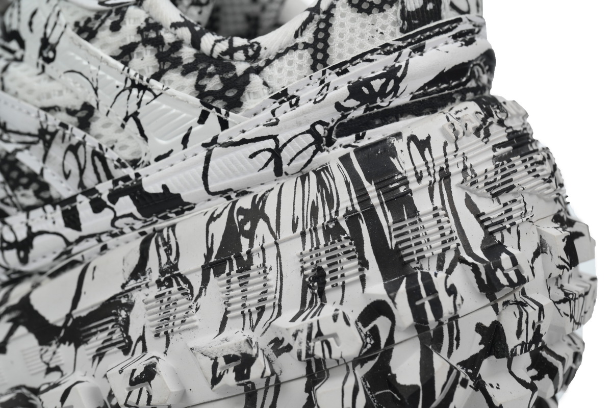 Balenciaga Defender Graffiti 685611 W2RAM 9010