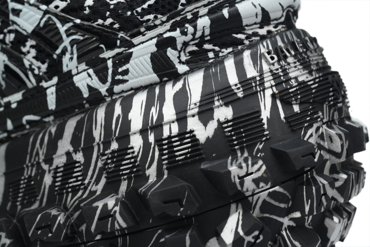 Balenciaga Defender Graffiti 685611 W2RG1 9015