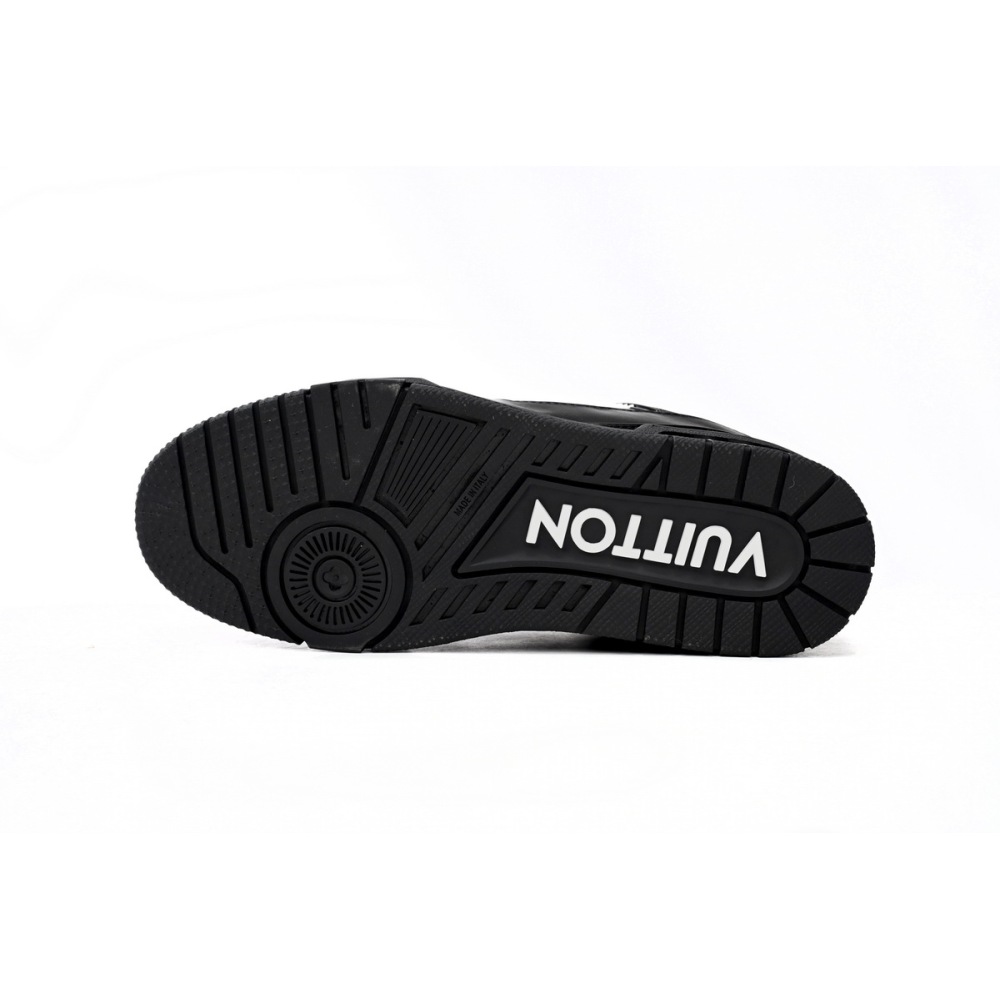 EM Sneakers Louis Vuitton Trainer All Black Embossing