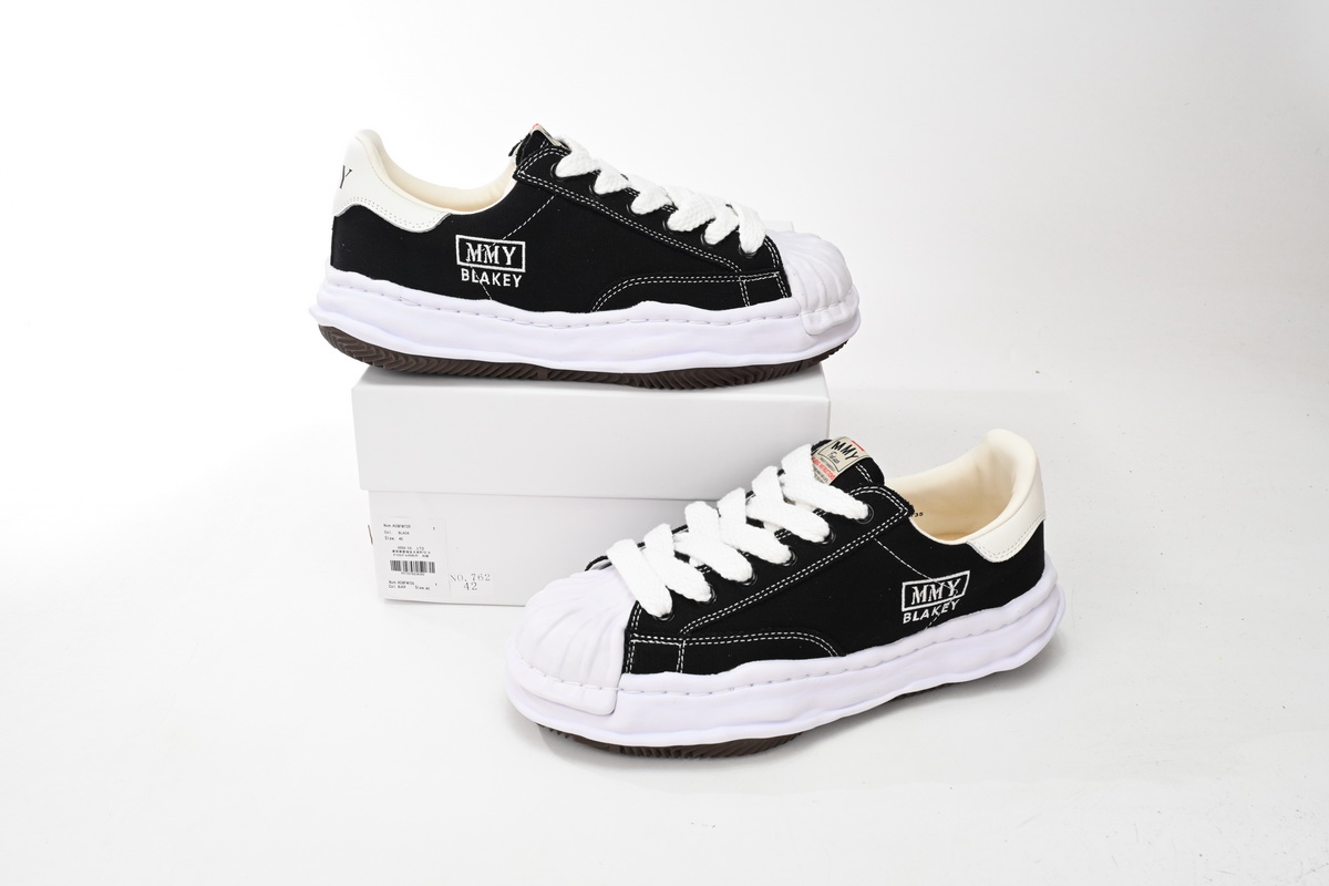 EM Sneakers Mihara Yasuhiro White and Black Background NO.762