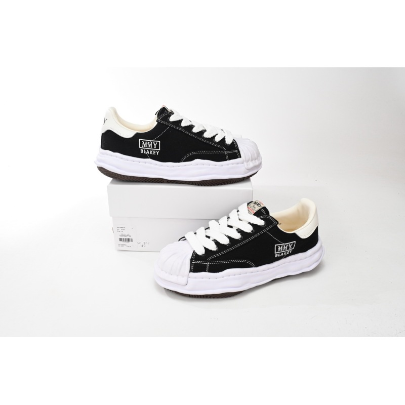 EM Sneakers Mihara Yasuhiro White and Black Background NO.762