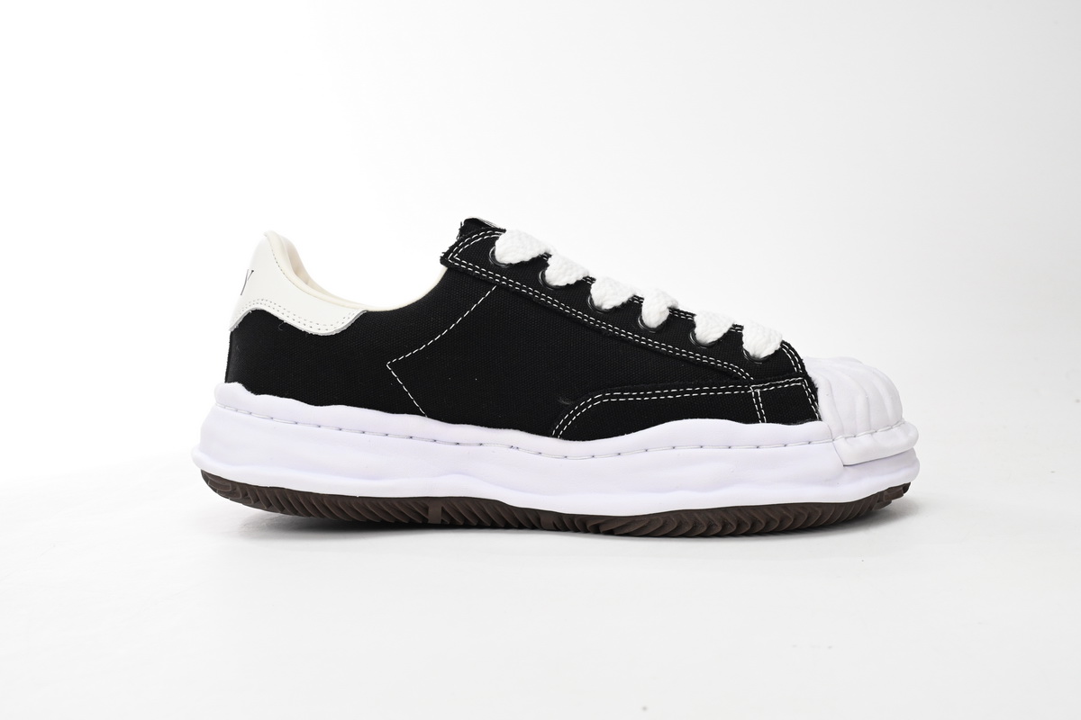 EM Sneakers Mihara Yasuhiro White and Black Background NO.762