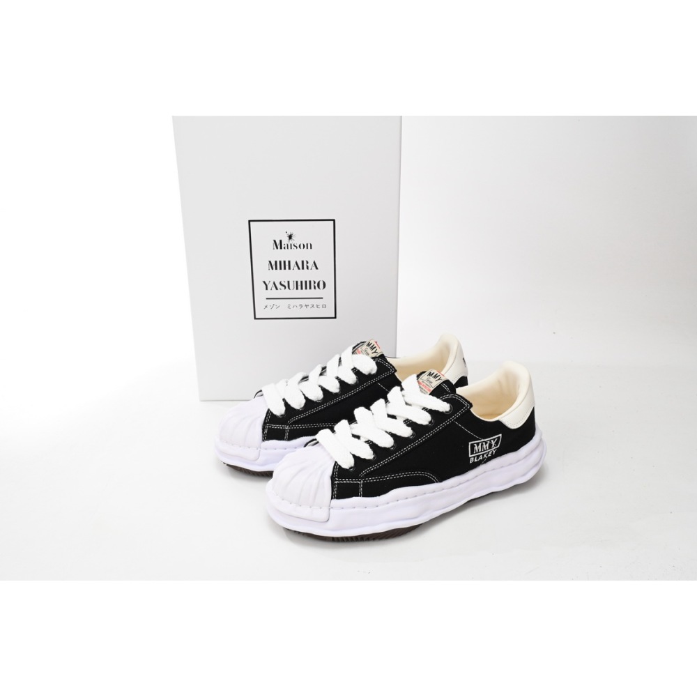 EM Sneakers Mihara Yasuhiro White and Black Background NO.762
