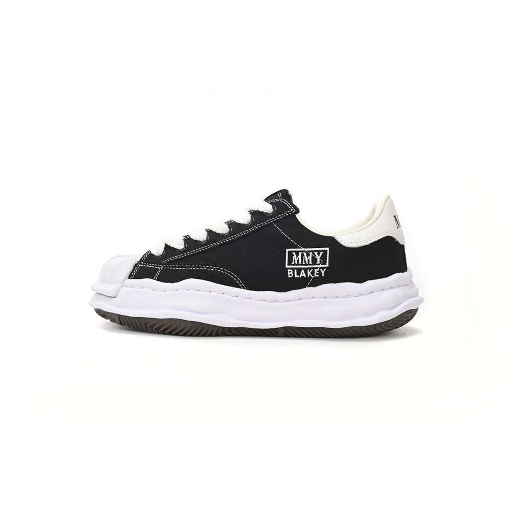 EM Sneakers Mihara Yasuhiro White and Black Background NO.762