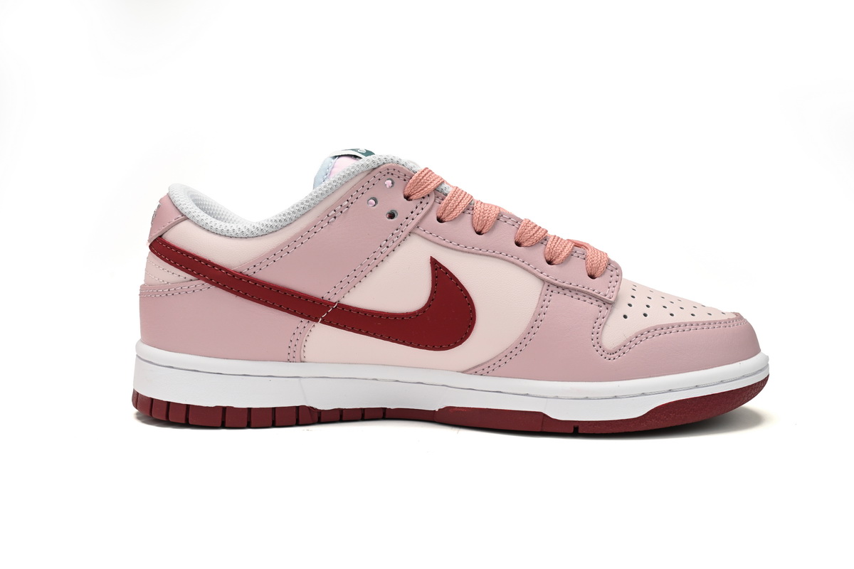 EM Sneakers Nike Dunk Low Strawberry Embracing Pig