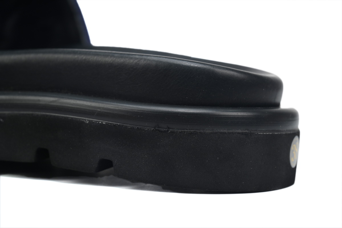 EM Sneakers  Louis Vuitton Pool Pillow Comfort Mules Navy Embossing