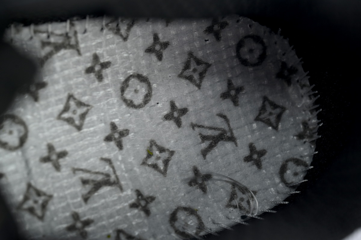 EM Sneakers Louis Vuitton Run Tatic Black