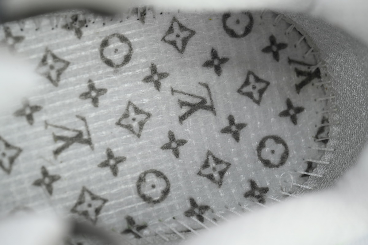 EM Sneakers Louis Vuitton Run Tatic Grayish Green