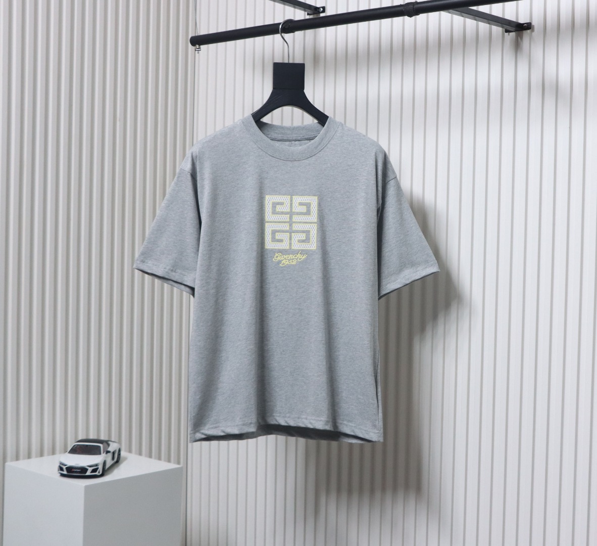 EM Sneakers Givenchy Eyelet Embroidery Round Neck Short Sleeve T-shirt Gray