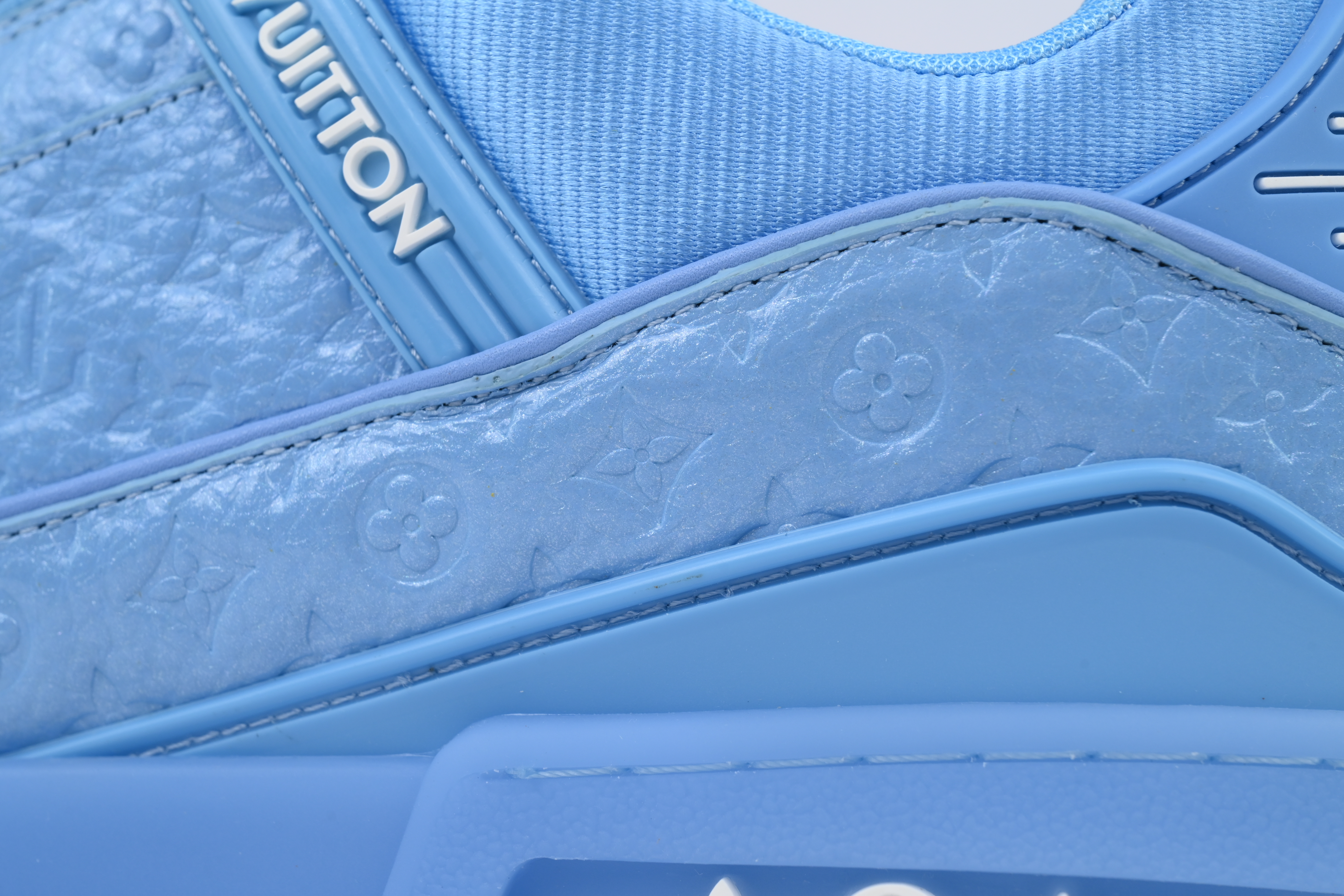 EM Sneakers Louis Vuitton Trainer All Blue Embossing