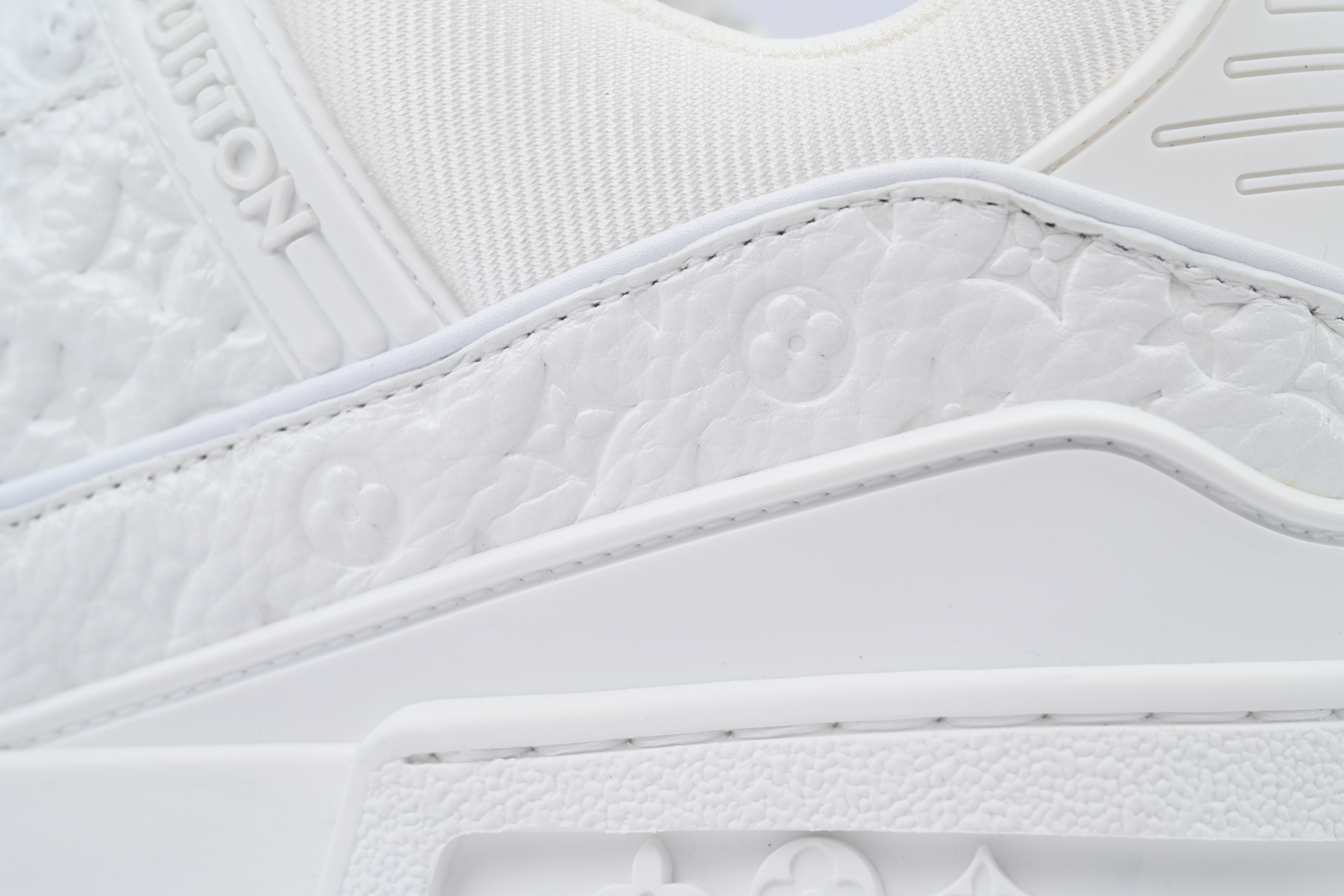 EM Sneakers Louis Vuitton Trainer White Lychee Lacquer Skin