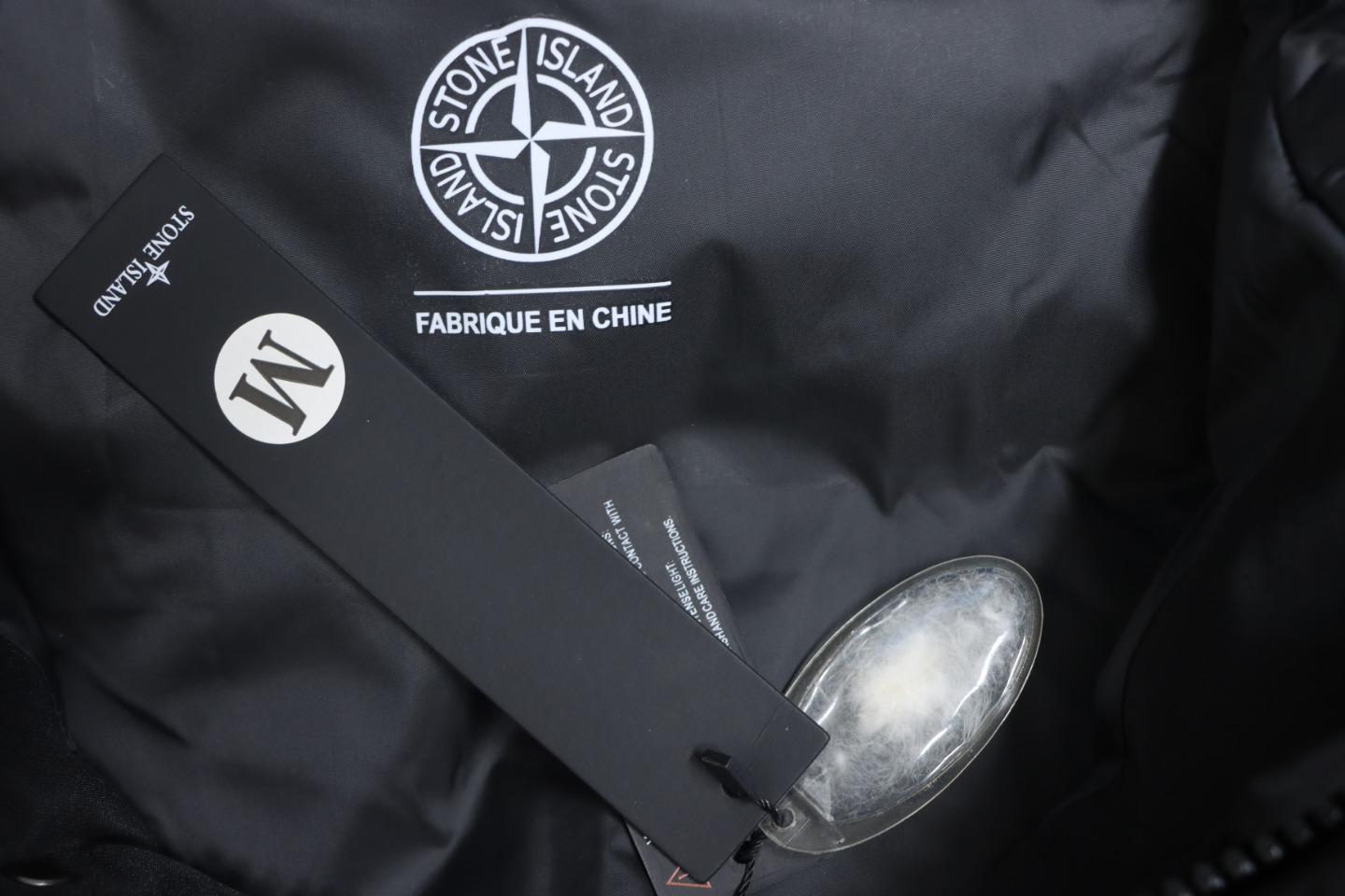 EM Sneakers Stone Island Logo Armband Logo Solid Color Zipper Outdoor Workwear Functional Hooded Down Jacket Black
