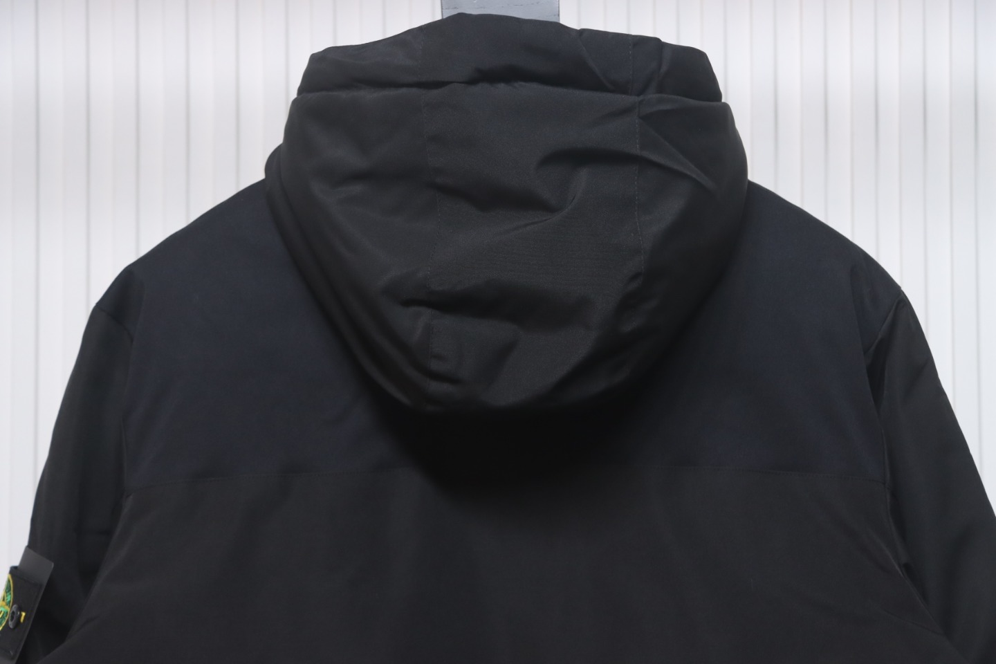 EM Sneakers Stone Island Logo Armband Logo Solid Color Zipper Outdoor Workwear Functional Hooded Down Jacket Black