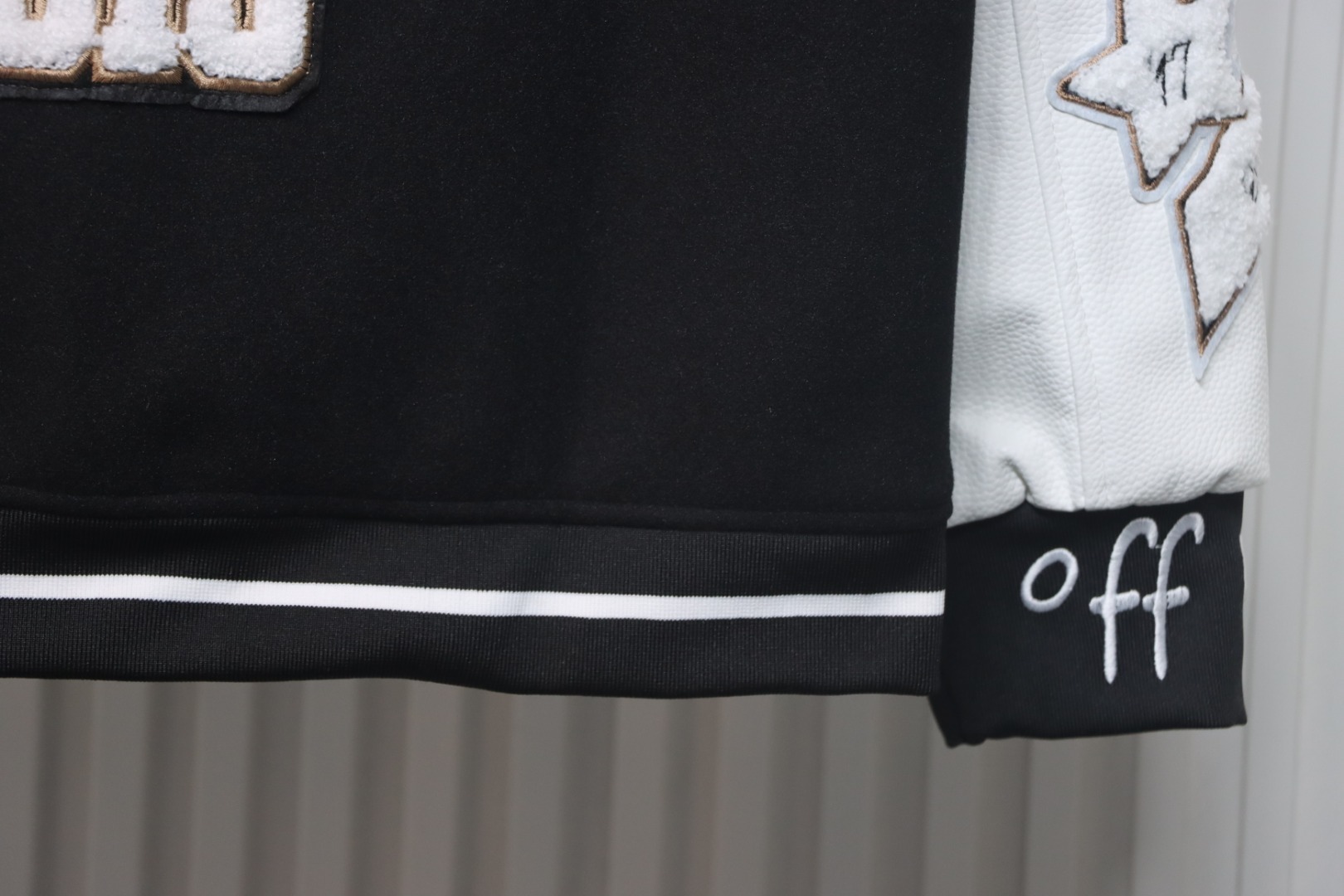 EM Sneakers Off-White Leather Sleeve Five-Pointed Star Baseball Jacket Black and White