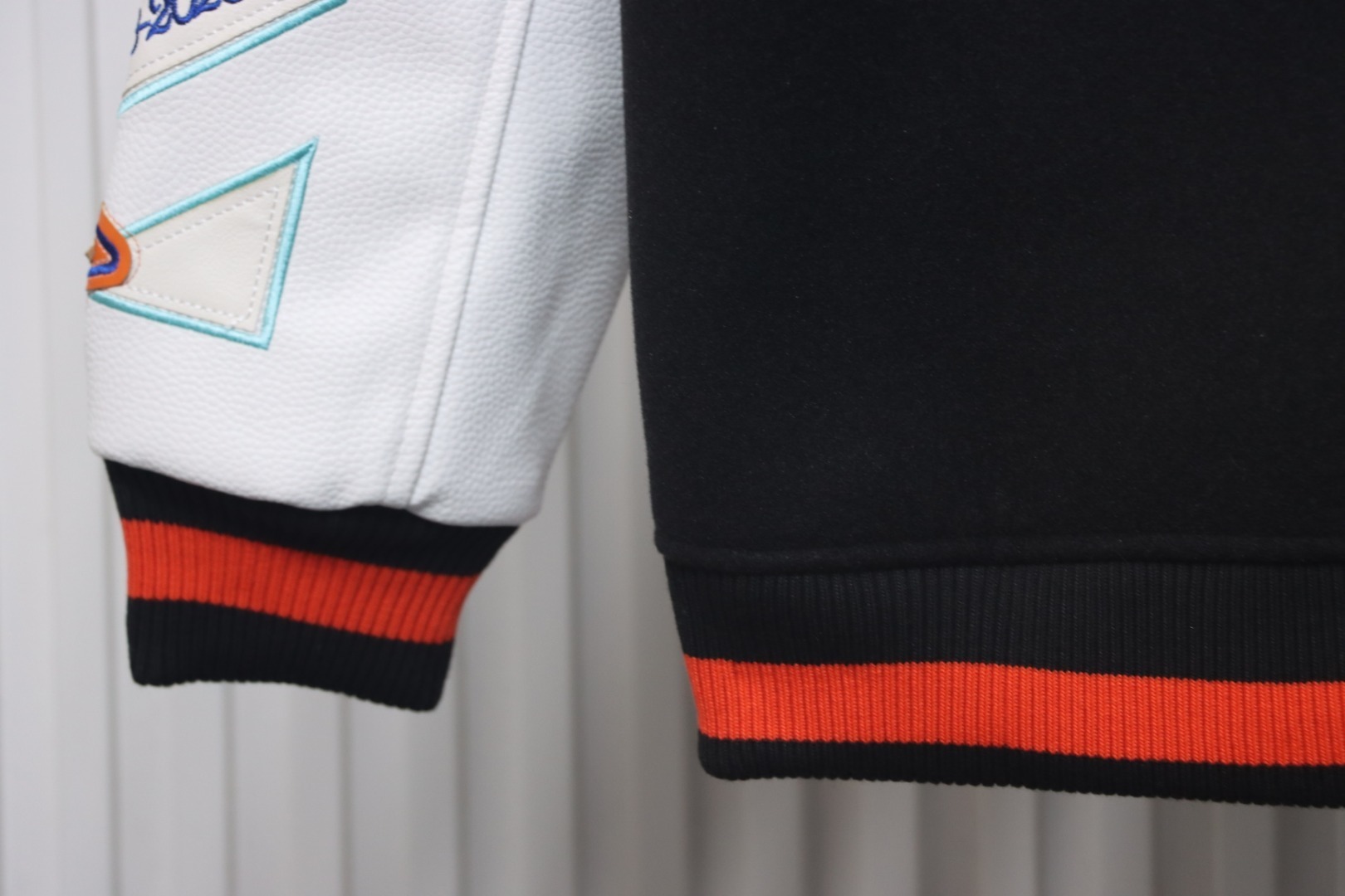 EM Sneakers Off-White Leather Sleeve Five-Pointed Star Baseball Jacket Black and White and Red