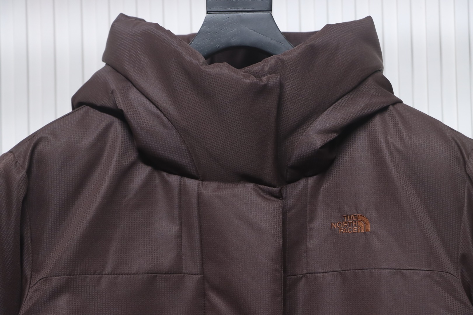 EM Sneakers The North Face TF Outdoor UE Pioneer Design Contrast Color Down Jacket Brown