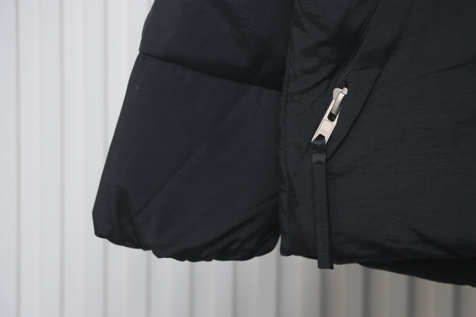 EM Sneakers Moncler Sleeve Badge Solid Zip Down Jacket Black