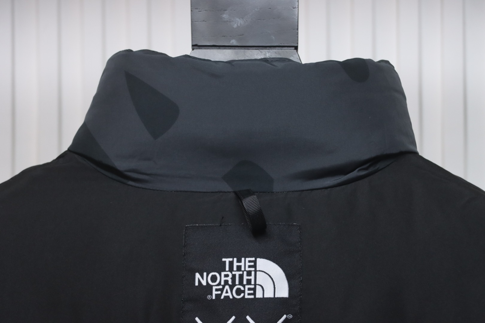 EM Sneakers The North Face x Kaws Joint 𝟏𝟗𝟗𝟔  American Version Down Jacket Black