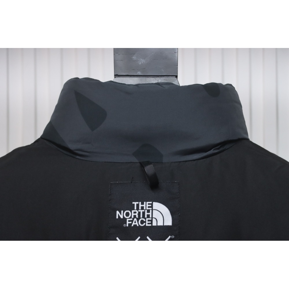 EM Sneakers The North Face x Kaws Joint 𝟏𝟗𝟗𝟔  American Version Down Jacket Black