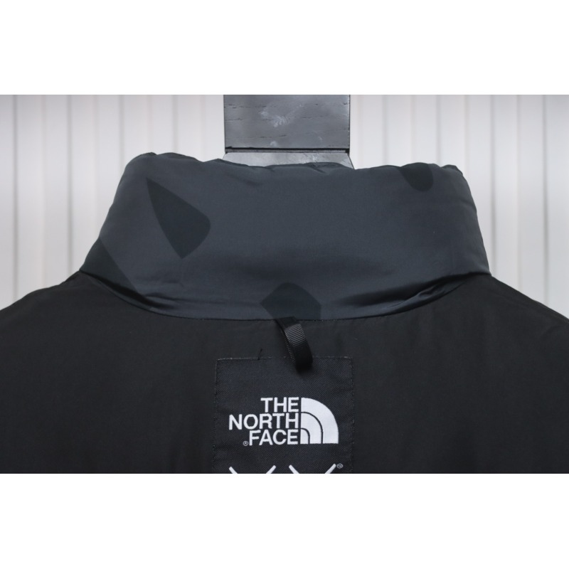 EM Sneakers The North Face x Kaws Joint 𝟏𝟗𝟗𝟔  American Version Down Jacket Black
