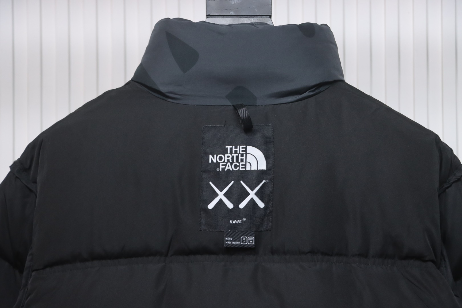 EM Sneakers The North Face x Kaws Joint 𝟏𝟗𝟗𝟔  American Version Down Jacket Black